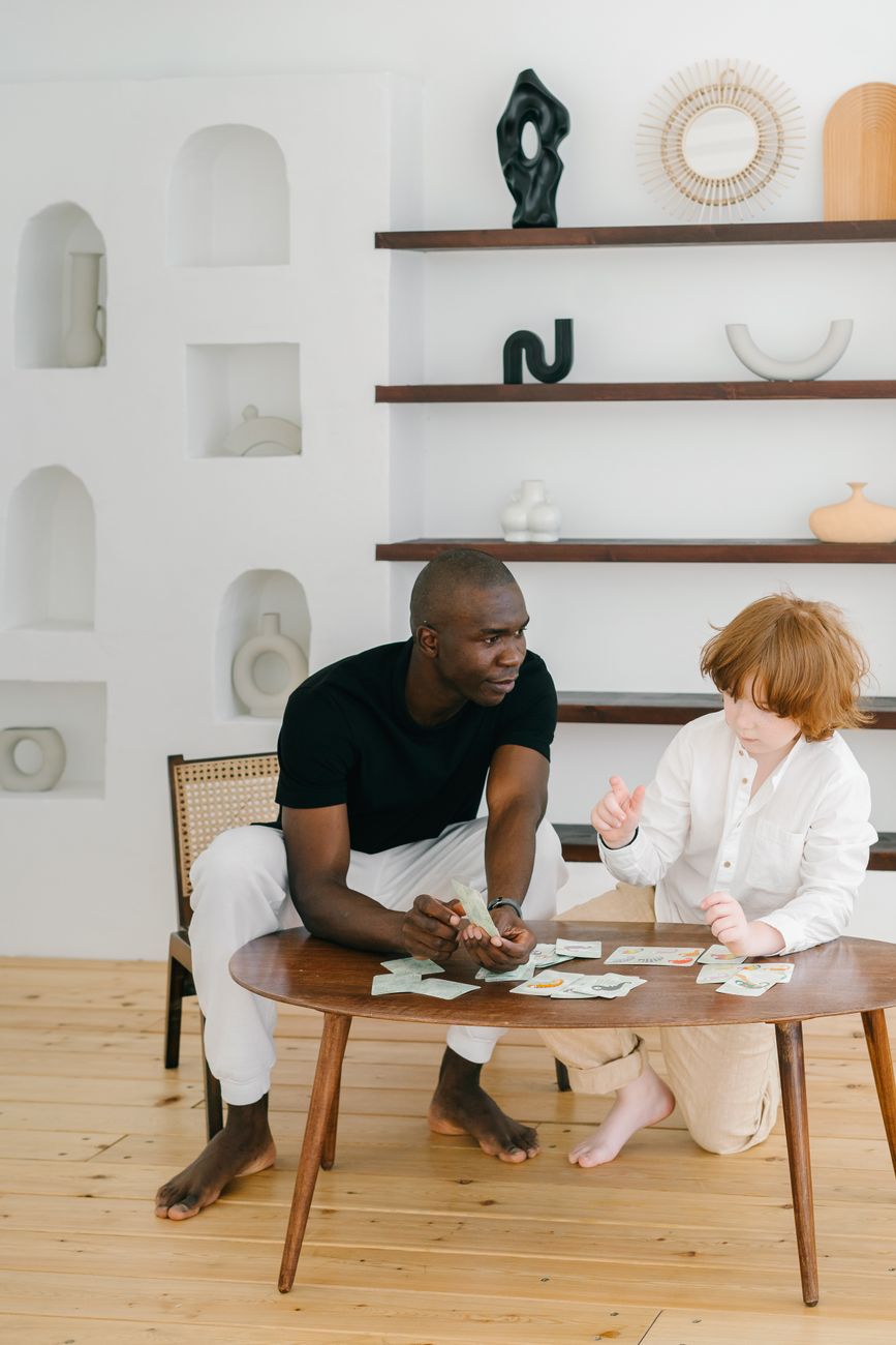 麻将牌面特写与桌面光影